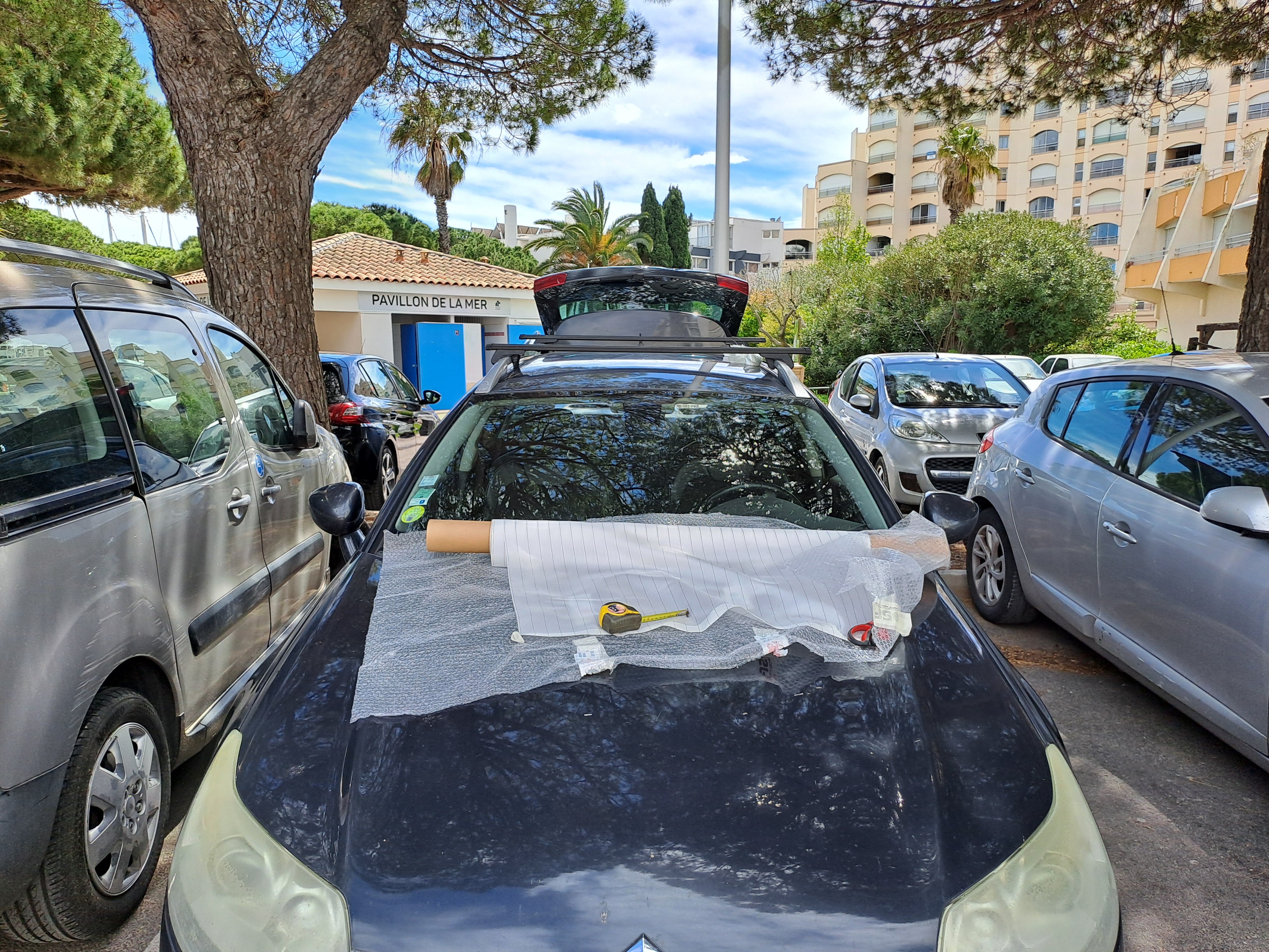 Le capot de la voiture devient une table pour la découpe des tissus pour la résine !