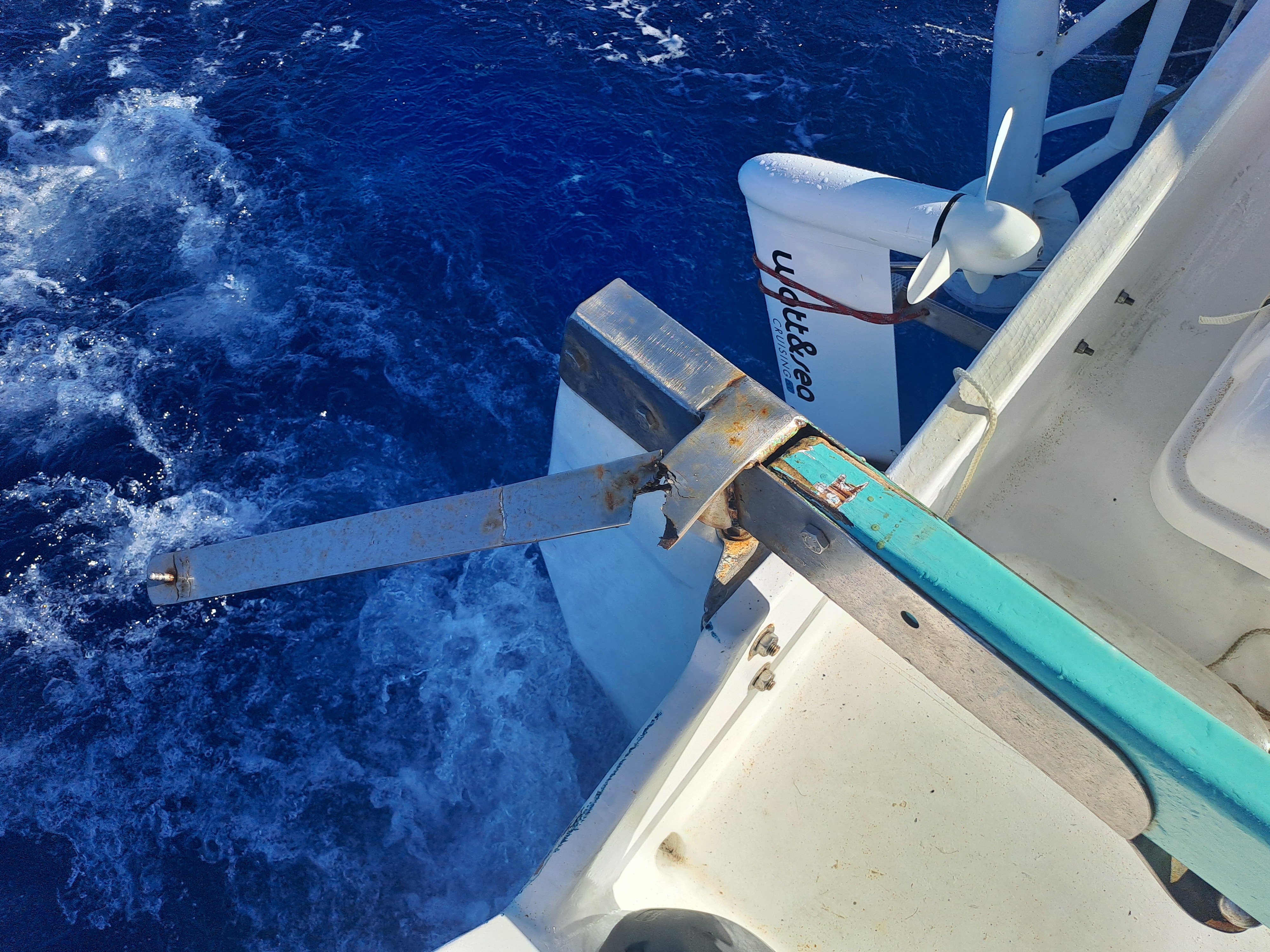 1ère casse le support du pilote automatique du safran tribord arraché