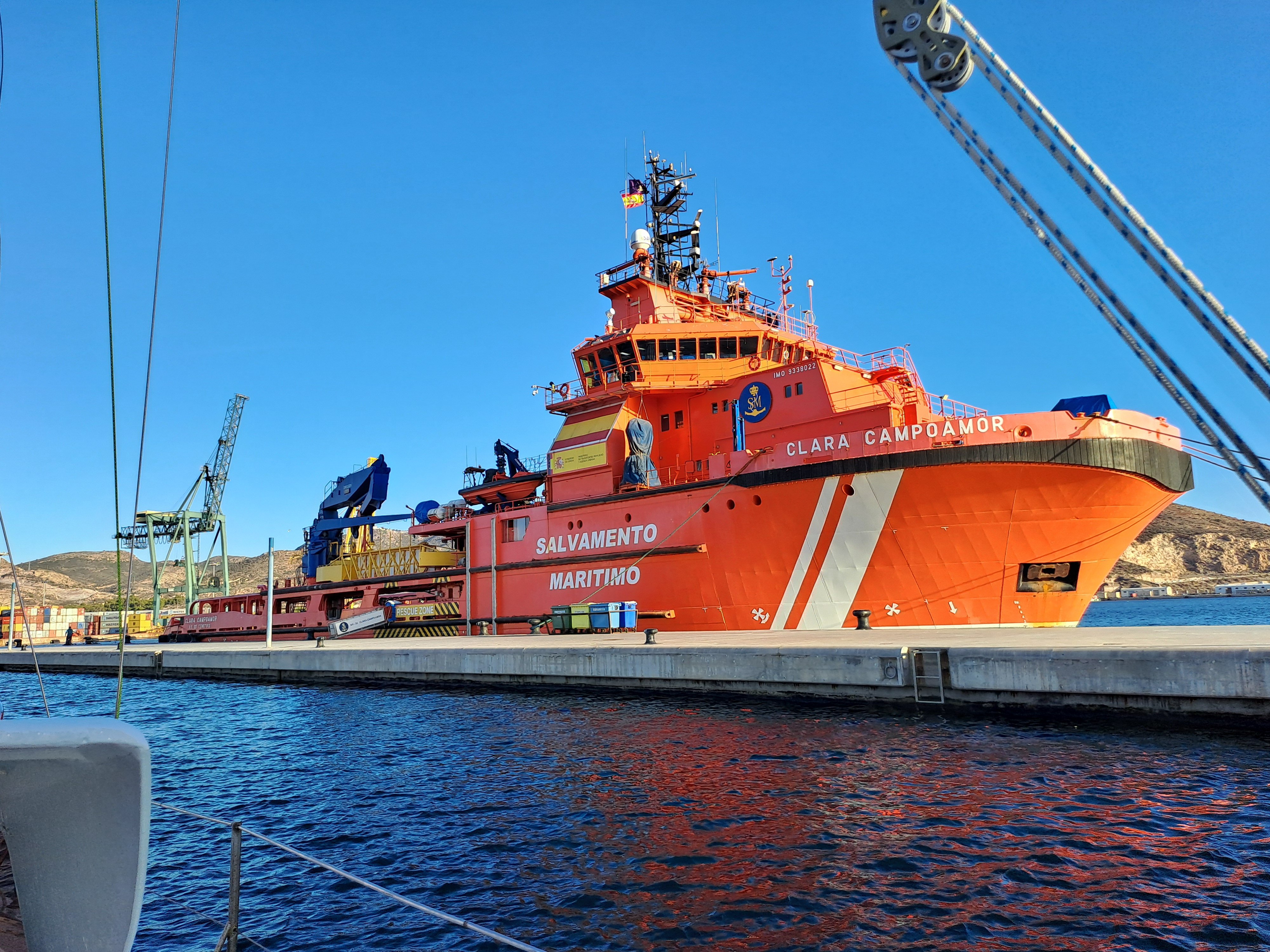 un bel engin à l’entrée du port