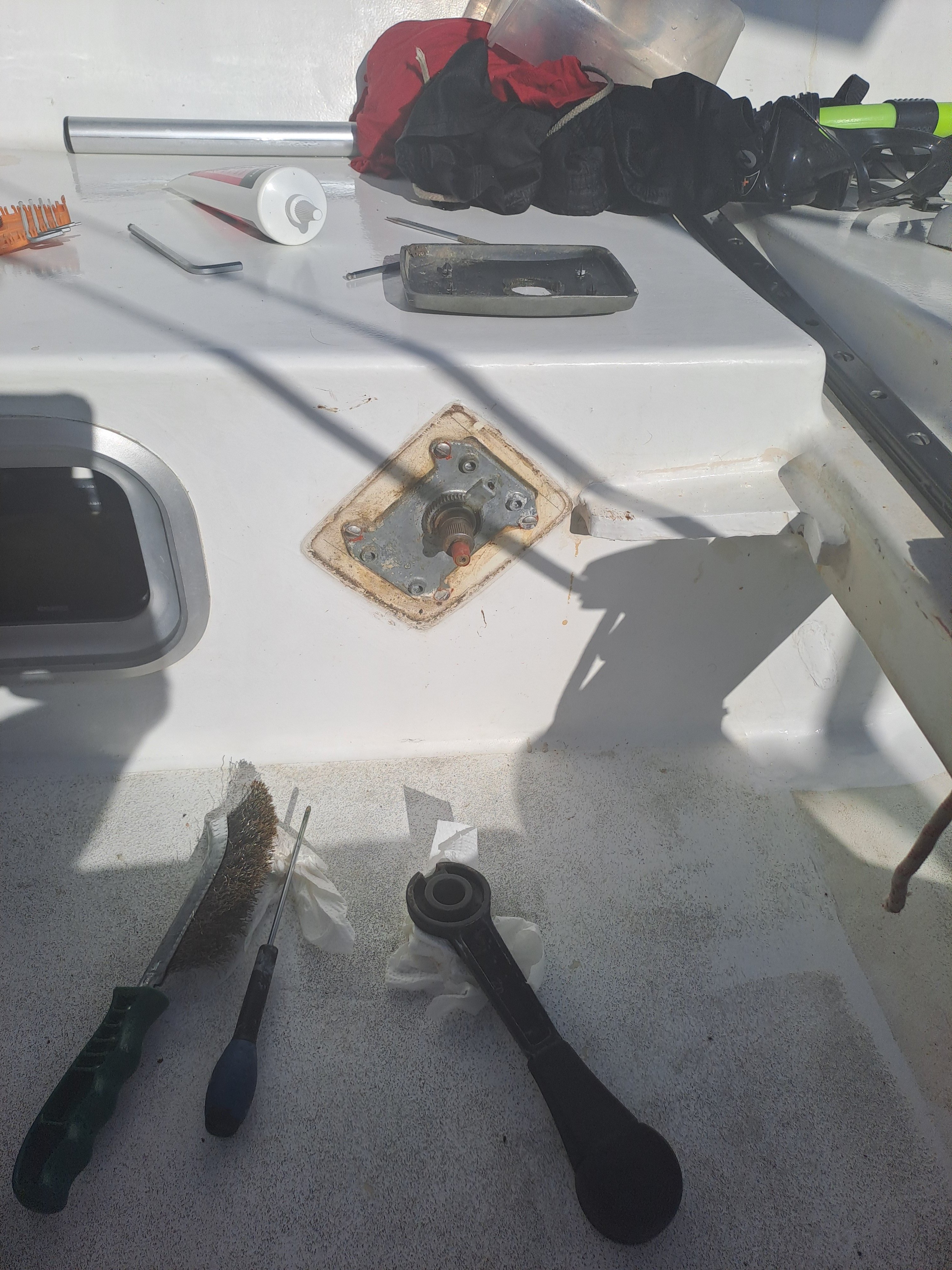 après m’être pris deux filets marocains en 2 heure et donc 2 bains, dont un de nuit avec les pêcheurs marocains parlant espagnol, c’est mécanique sur l’inverseur du moteur qui a lâché