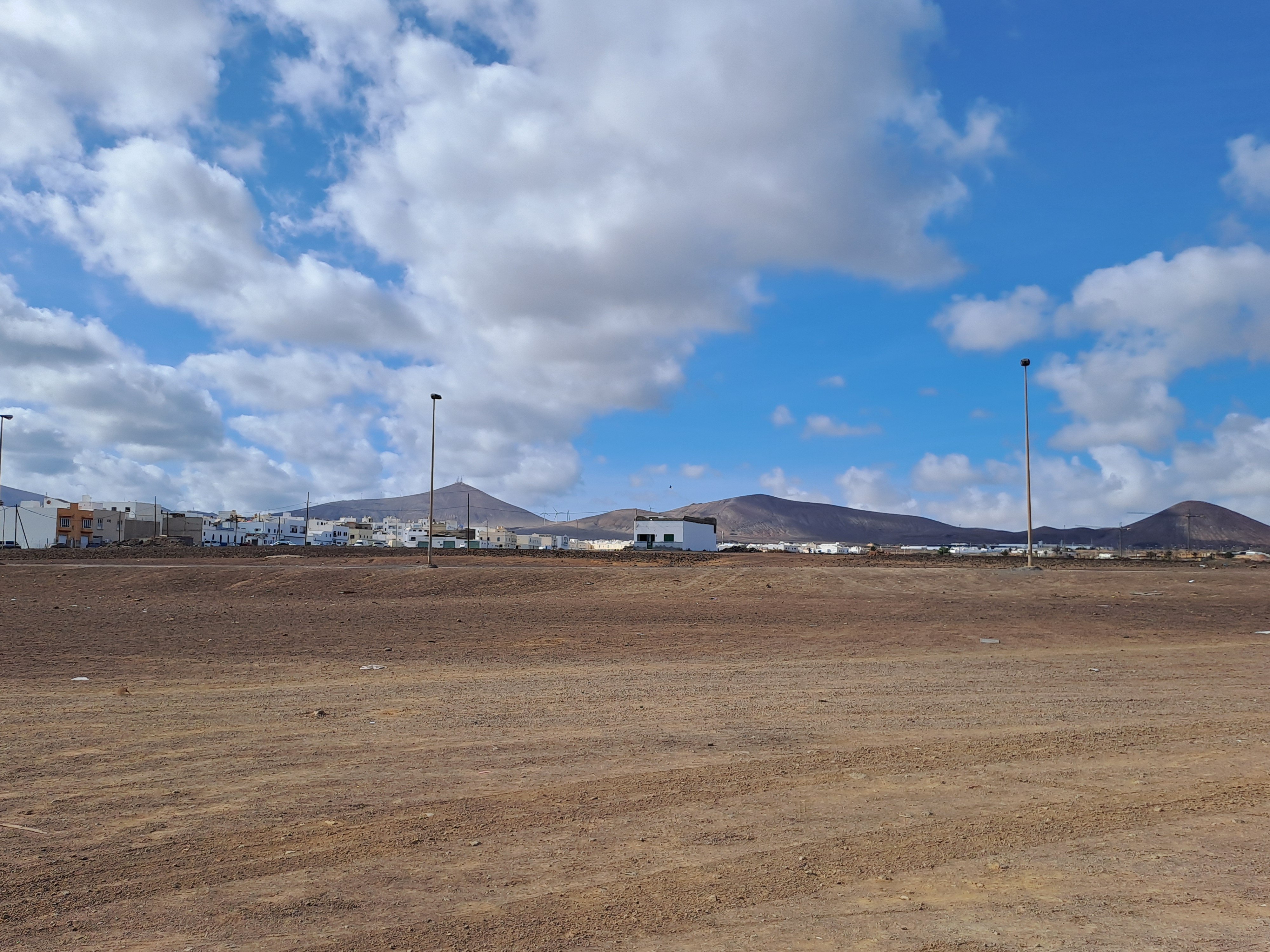 Lanzarote, magnifique paysage volcanique quasi lunaire et hormis l’ornement pas un arbre ni une herbe