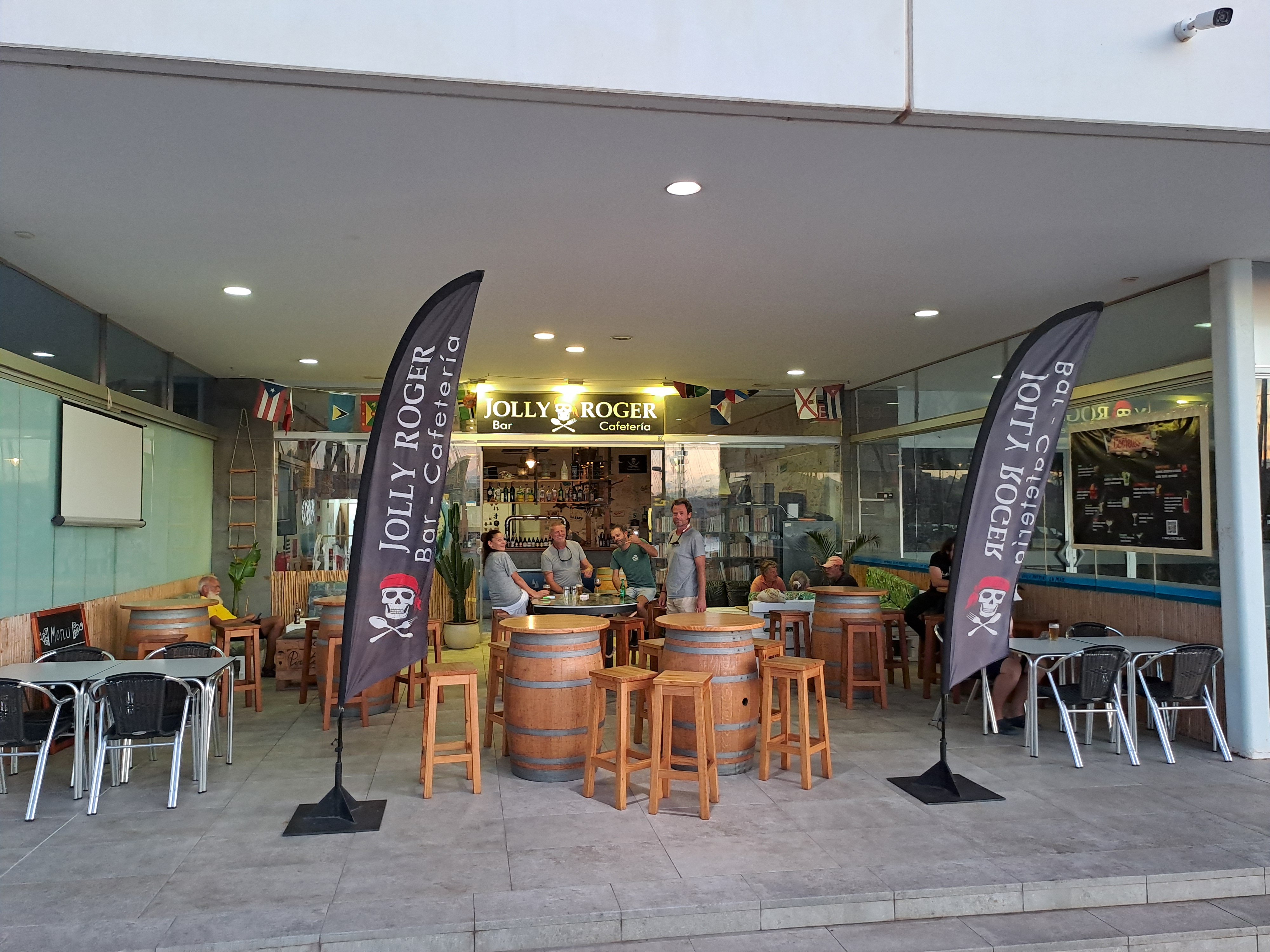 Le bar d’accueil chez Laurent le belge et là où l’on trouve Laurent de luxembourgeois, Merci Laura de Sète
