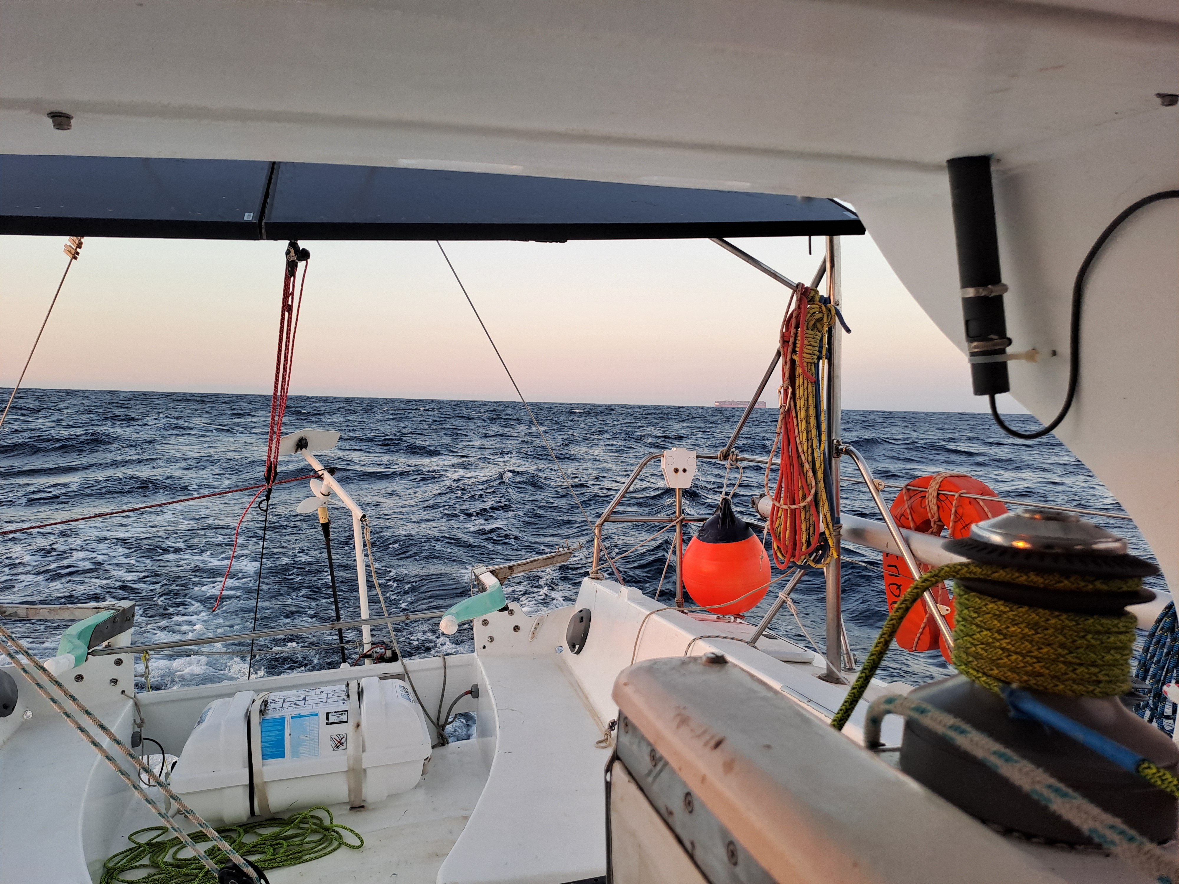  un bateau au loin ils se font de plus en plus rare