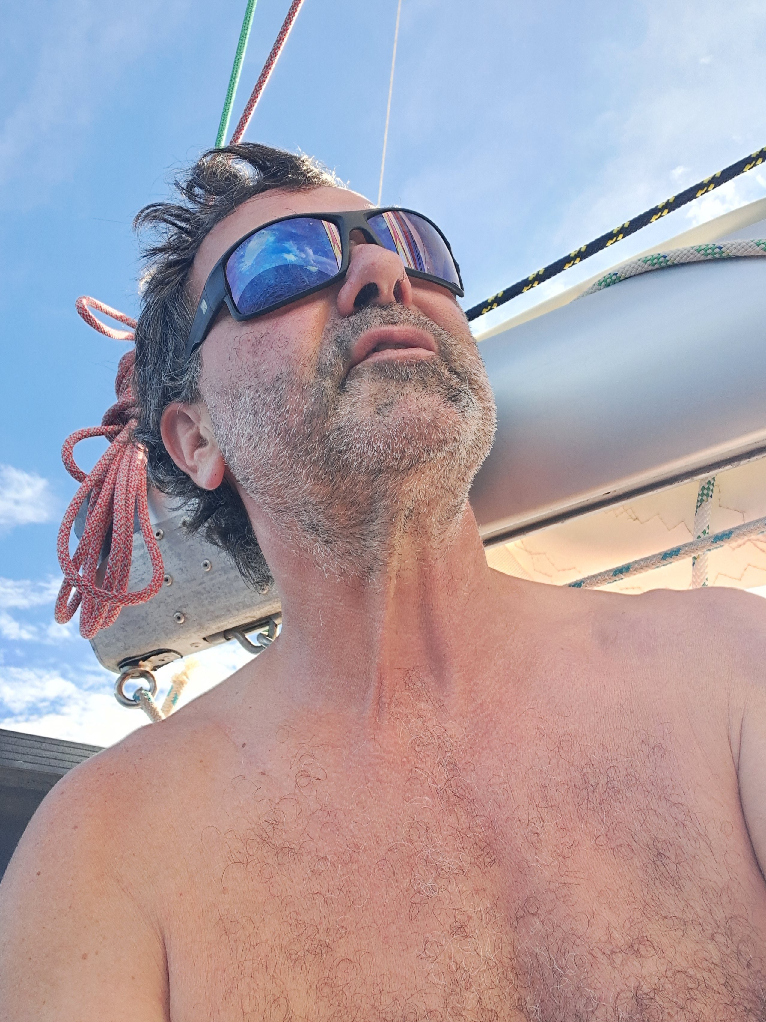 le bonjour du capitaine, qui regarde …